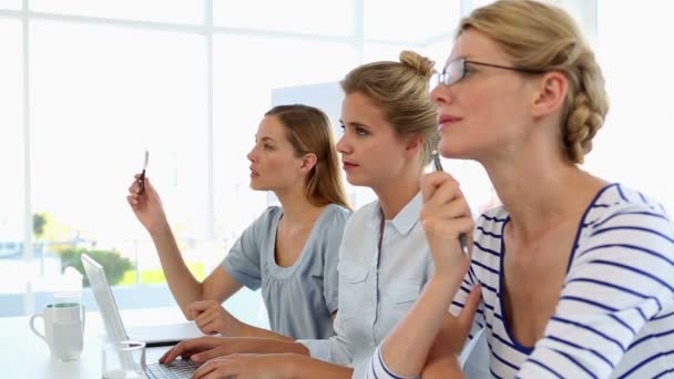 Businesswomen listening to a presentation — Stock Video