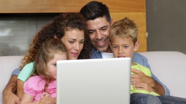 Eltern und Kinder mit dem Laptop auf der Couch — Stockvideo