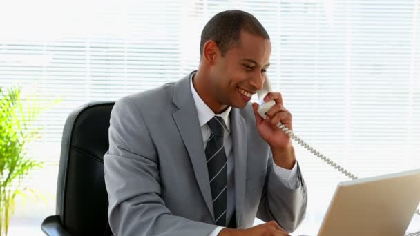 Hombre de negocios feliz hablando por teléfono — Vídeos de Stock