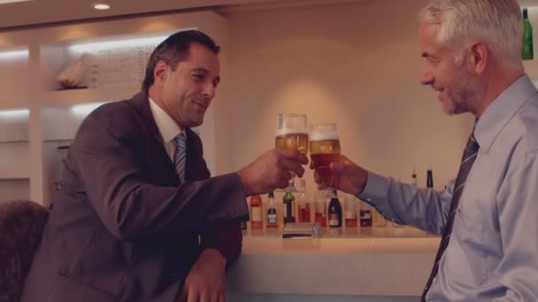 Бизнесмены пьют пиво вместе — стоковое видео