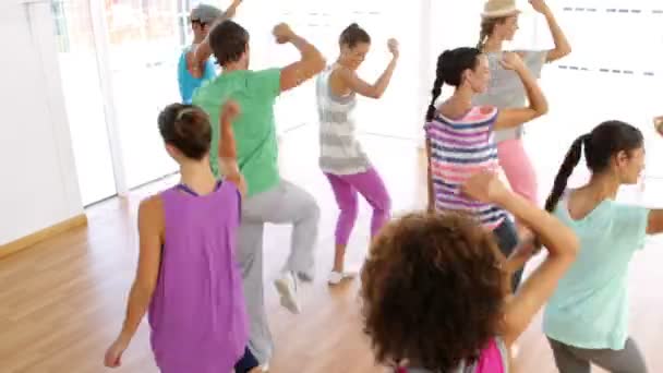 Zumba klasse dansen in studio — Stockvideo