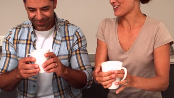 Pareja feliz tomando café en la cocina — Vídeos de Stock