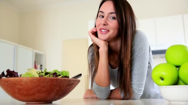 Pretty brunette smiling at camera — Stock Video