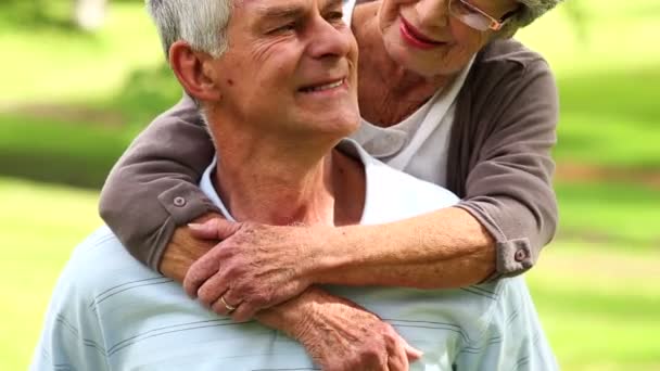 Cariñosa pareja de ancianos en el parque abrazos — Vídeo de stock