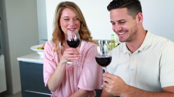 Casal brinde com vinho tinto — Vídeo de Stock