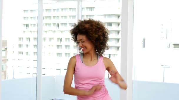 Instrutor bonito fazendo zumba no estúdio de fitness — Vídeo de Stock