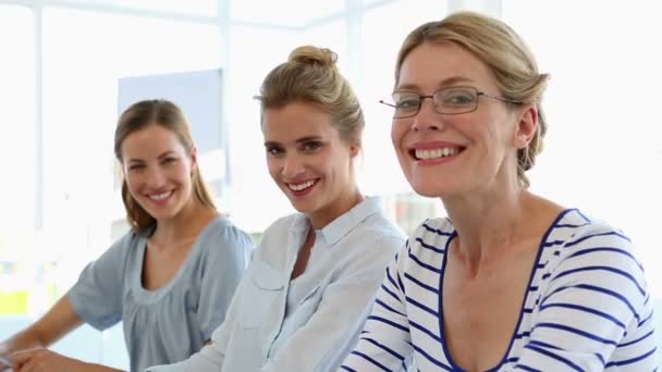 Les femmes d'affaires souriant à la caméra ensemble — Video