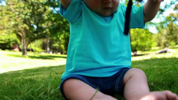 Cute baby boy playing with sunhat — Stock Video