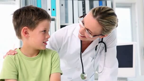 Arzt im Gespräch mit kleinem Jungen — Stockvideo