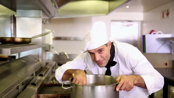 Chef guapo revolviendo una olla grande — Vídeo de stock