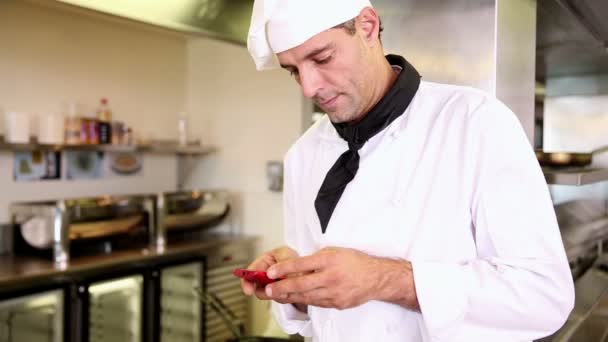 Chef bonito enviando uma mensagem de texto — Vídeo de Stock