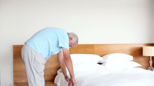 Senior man doen oefeningen in de ochtend — Stockvideo