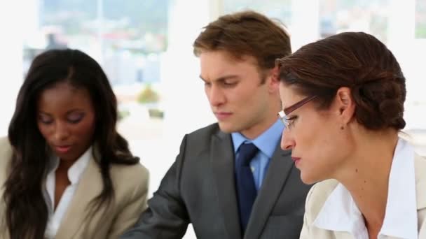 Gente de negocios discutiendo su trabajo — Vídeo de stock