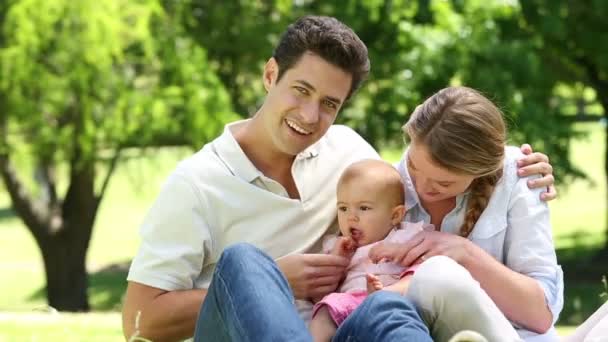 Genitori felici con la loro bambina nel parco — Video Stock
