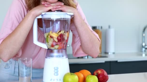 Woman leaning on her juicer — Stock Video