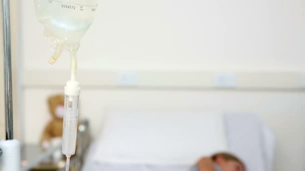 Niña acostada en la cama del hospital con goteo intravenoso — Vídeos de Stock