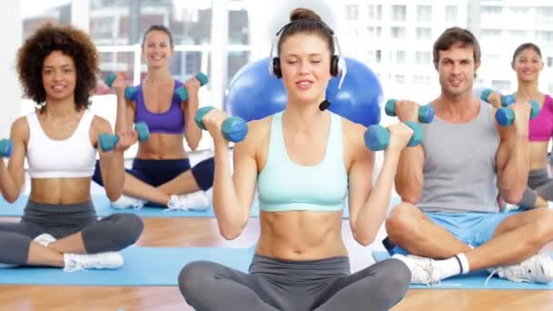 Lezione di fitness seduti insieme e sollevamento manubri — Video Stock