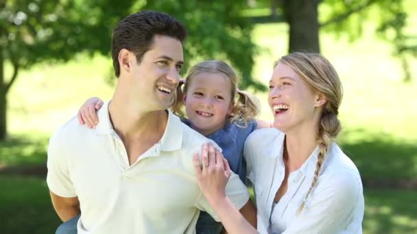 Pais felizes com sua menina no parque — Vídeo de Stock