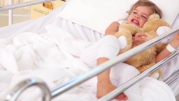 Little girl lying in hospital bed — Stock Video