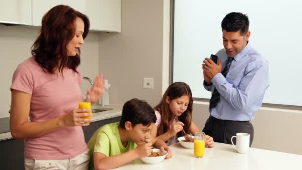 Leende familj på frukost innan far går till jobbet — Stockvideo