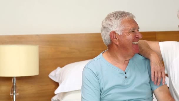 Seniorpaar sitzt im Bett und plaudert — Stockvideo