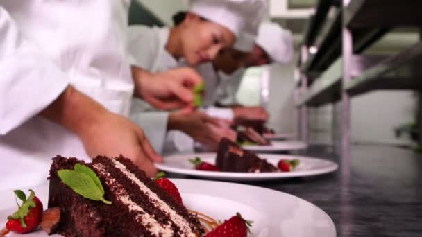 Chef-koks bijgerechten dessert platen met muntblaadjes en aardbeien — Stockvideo