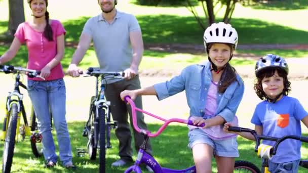 Семья на велосипеде ездить в парке вместе — стоковое видео