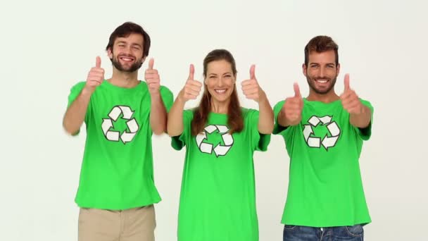Team van milieu-activisten glimlachen op camera duimen opdagen — Stockvideo