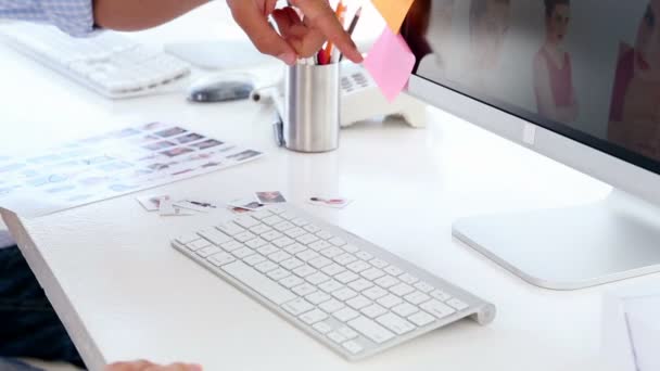 Equipo de editores de fotos mirando las imágenes en la pantalla — Vídeos de Stock