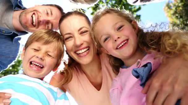 Großfamilie steht gemeinsam im Park — Stockvideo