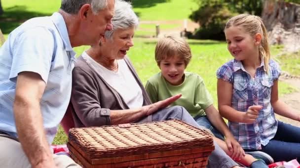 Far-och morföräldrar har picknick med sina barnbarn — Stockvideo