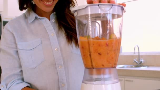 Mooie vrouw maken een smoothie — Stockvideo