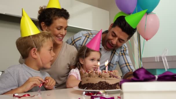 Familia celebrando un cumpleaños juntos — Vídeos de Stock