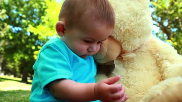 Lindo bebé jugando con oso de peluche — Vídeo de stock