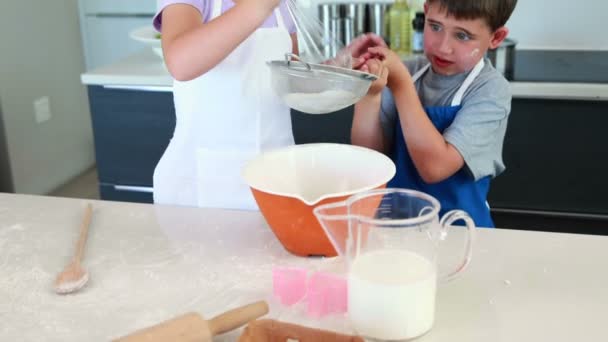 Geschwister backen gemeinsam einen Kuchen — Stockvideo