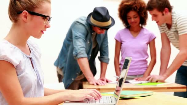 Estudiante rubia usando laptop — Vídeos de Stock