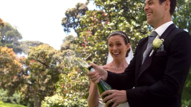 Bräutigam knallt Flasche Champagner mit neuer Frau — Stockvideo