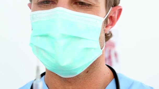 Handsome nurse preparing a syringe — Stock Video