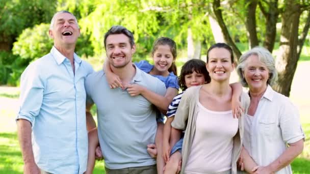 Uitgebreide familie lachen in de tuin — Stockvideo