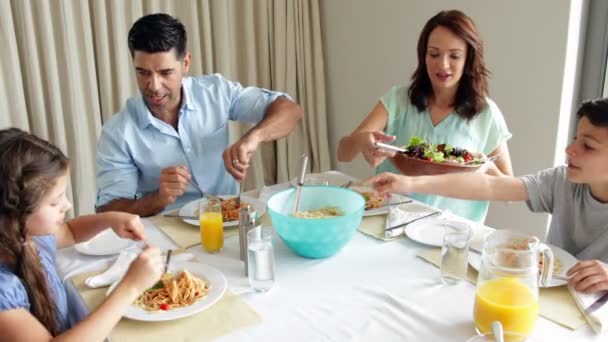 Família feliz ter um jantar de espaguete juntos — Vídeo de Stock