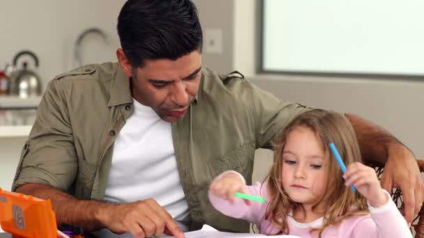 Petite fille dessinant à la table de cuisine avec son père — Video