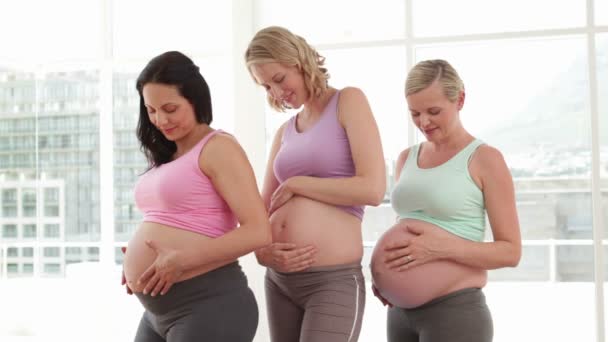 Zwangere vrouwen glimlachen in de camera in de fitness-studio — Stockvideo