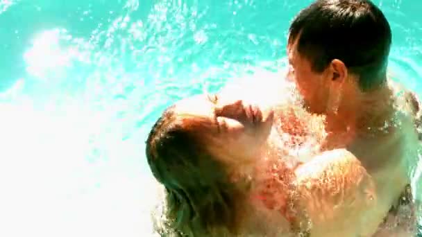 Casal sexy emergindo na piscina juntos em férias — Vídeo de Stock
