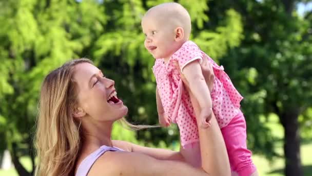 Mother playing with her baby girl in the park — Stock Video