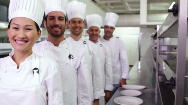 Chefs sorridentes de pé em uma fileira dando polegares para cima — Vídeo de Stock