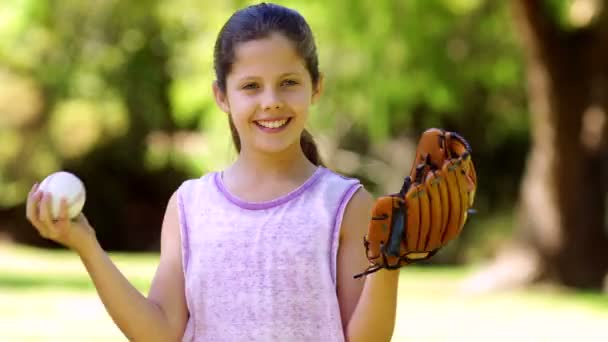 Sportig liten flicka i parken leker med baseball — Stockvideo
