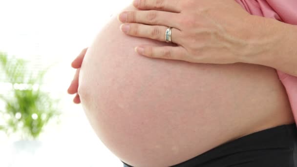 Беременная женщина трогает живот — стоковое видео