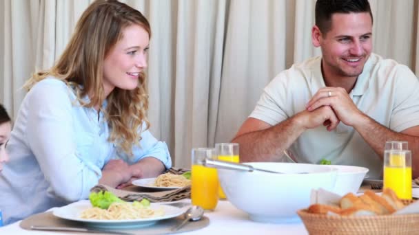 Jovem família conversando na mesa de jantar — Vídeo de Stock