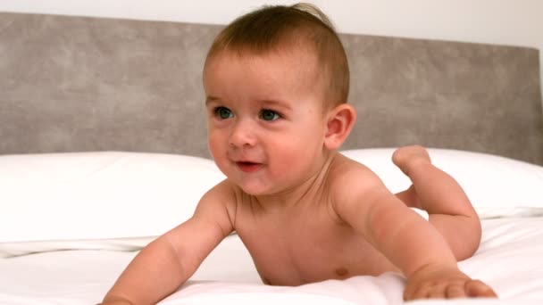 Schattige baby op een bed — Stockvideo