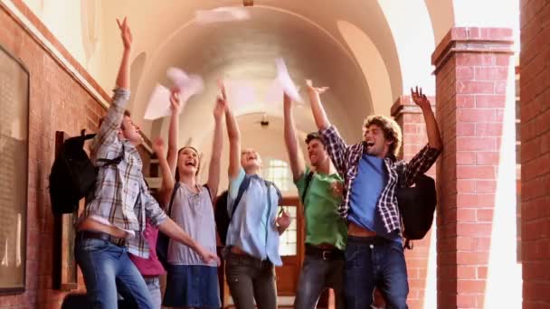 Des camarades de classe debout dans le couloir et sautant de joie — Video